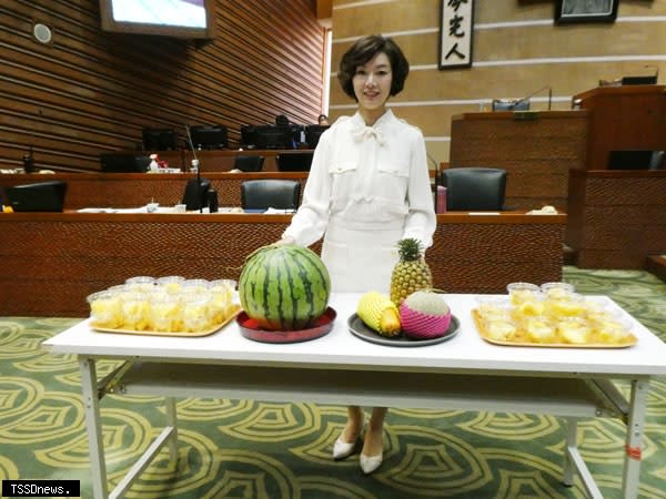 宜蘭縣議員黃琤婷在縣政質詢建議學校營養午餐吃這四樣新鮮的水果。<br />（記者董秀雲攝）