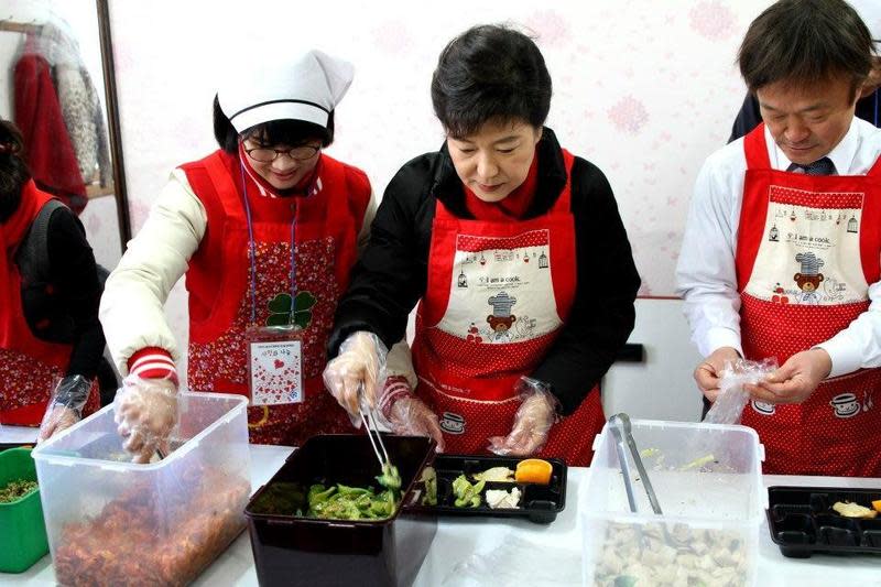 南韓前總統朴槿惠（中）因「閨密門」入獄，今年中秋期間雖然沒有辦法見到家人，不過獄方有提供特餐。（翻攝自朴槿惠臉書）