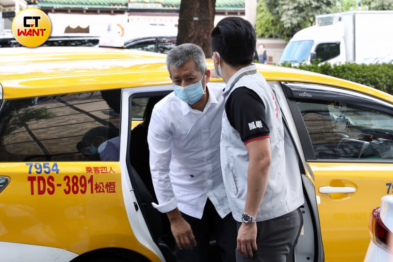 黃鴻升爸爸搭乘計程車抵達靈堂。