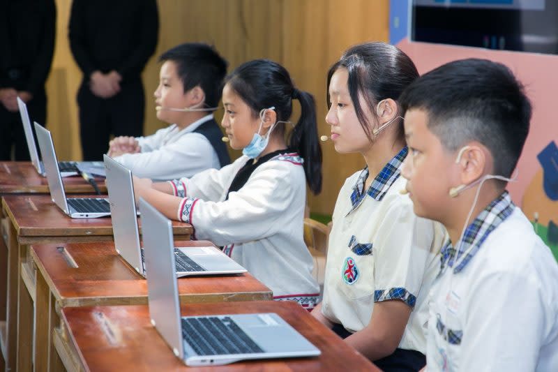 「臺灣教育數位轉型」計畫捐贈500台Chromebook設備給需要的國中小學，並量身打造Chromebook專屬的IoT實驗課程。（聯發科提供）