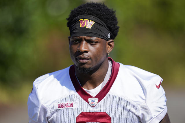 Washington Commanders running back Brian Robinson Jr. (8) runs with the  ball against the New York