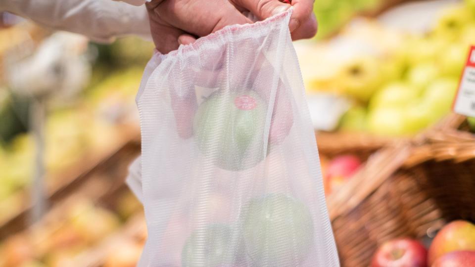 Mehrwegnetz statt Plastiktüte: Nicht nur die Händler auch Verbraucher können umweltfreundlicher handeln. Foto: Marcel Kusch