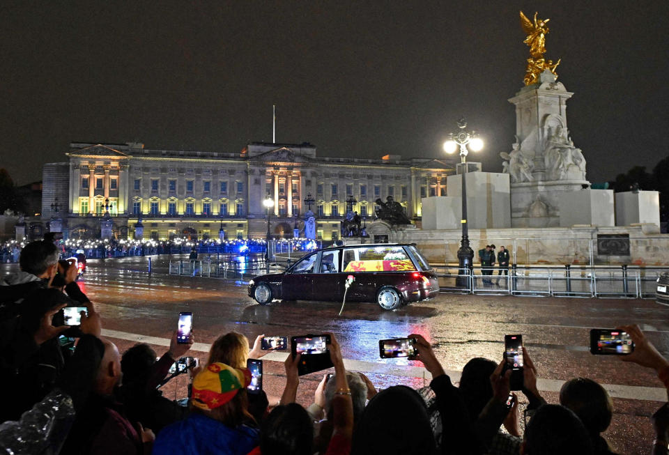 The coffin of Queen Elizabeth II arrives at Buckingham Palace (Justin Tallis / AFP - Getty Images)