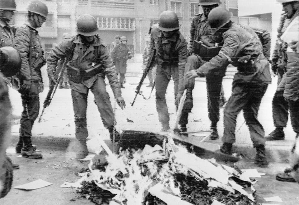 Soldados queimando livros no Chile
