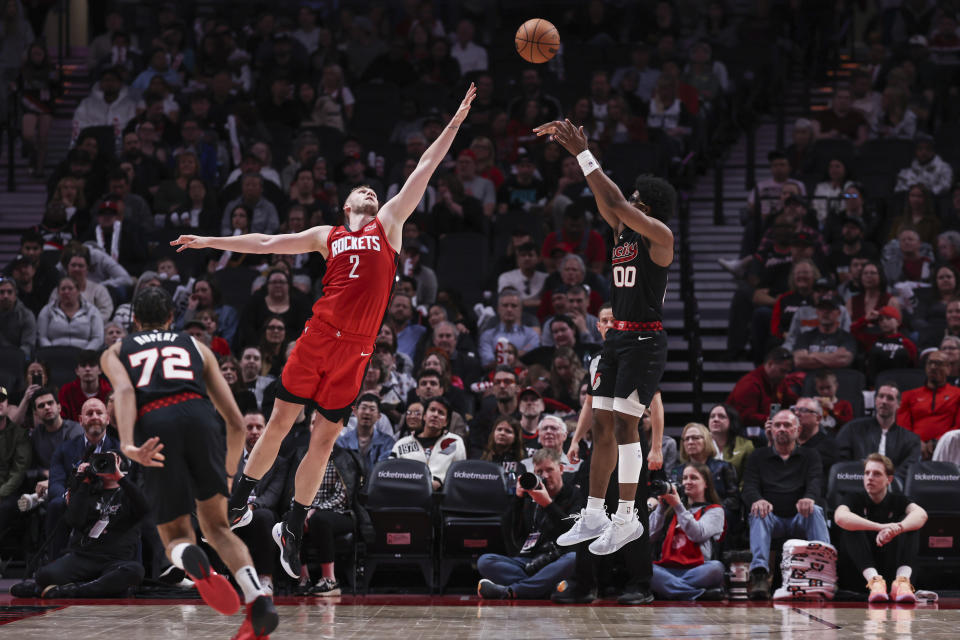 Portland Trail Blazers guard Scoot Henderson, right, shoots over Houston Rockets center Jock Landale (2) during the second half of an NBA basketball game Friday, April 12, 2024, in Portland, Ore. (AP Photo/Howard Lao)