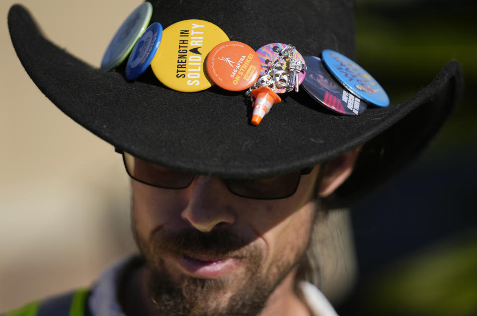 El capitán del sindicato de actores SAG-AFTRA Miles Berman con broches de solidaridad en su sombrero en una protesta de los actores en huelga fuera del estudio de Paramount Pictures el viernes 3 de noviembre de 2023, en Los Angeles. (Foto AP/Chris Pizzello)