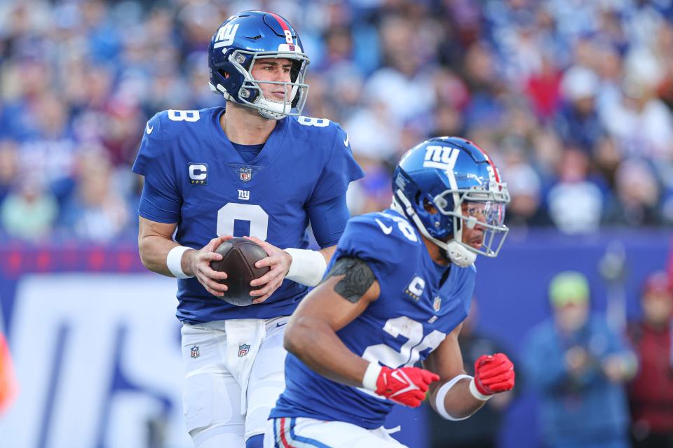 New York Giants quarterback Daniel Jones (8) drops back to pass behind running back Saquon Barkley (26) during the first quarter against the Indianapolis Colts at MetLife Stadium.