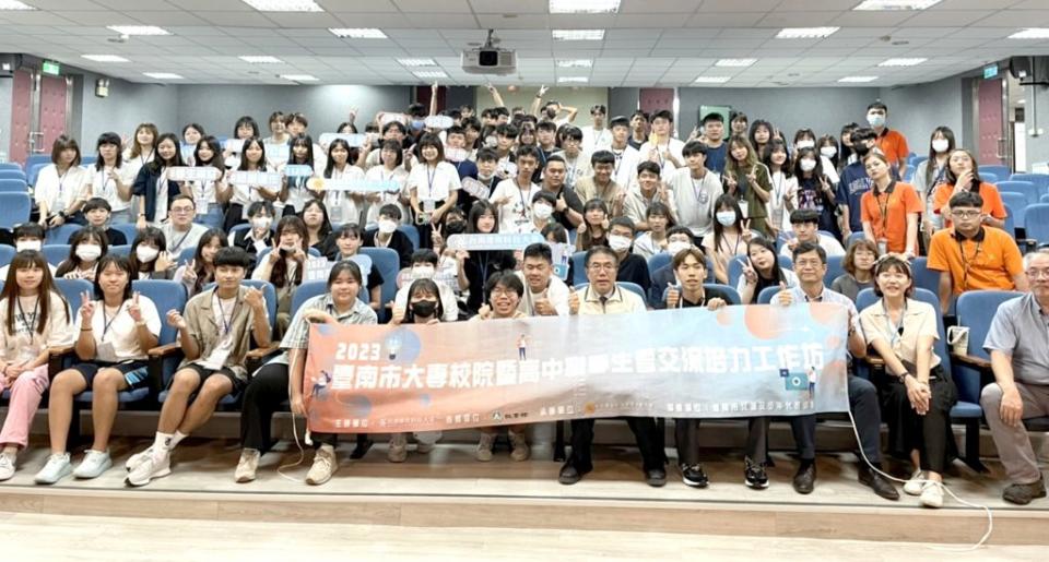 台南市長黃偉哲（前排右五），在南應大辦理的台南市大專院校暨高中職學生會交流培力工作坊中，勉勵青年學子藉此建立溝通平台，促進市府青年政策推廣。（南應大提供）