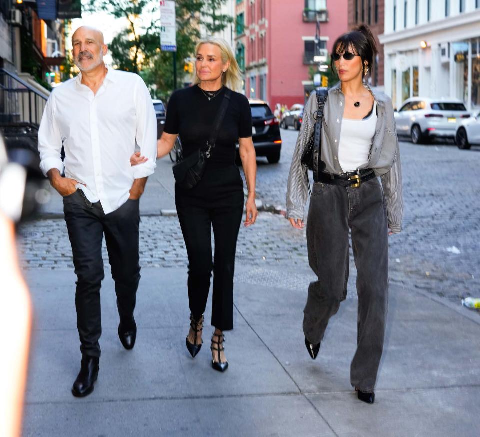 Yolanda Hadid accompagnée de son nouveau compagnon et sa fille Bella Hadid en 2022
