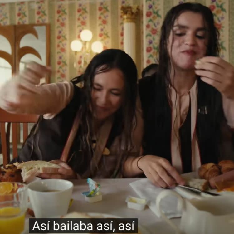 Amaia Romero y Rigoberta Bandini en el videoclip 'Así bailaba'