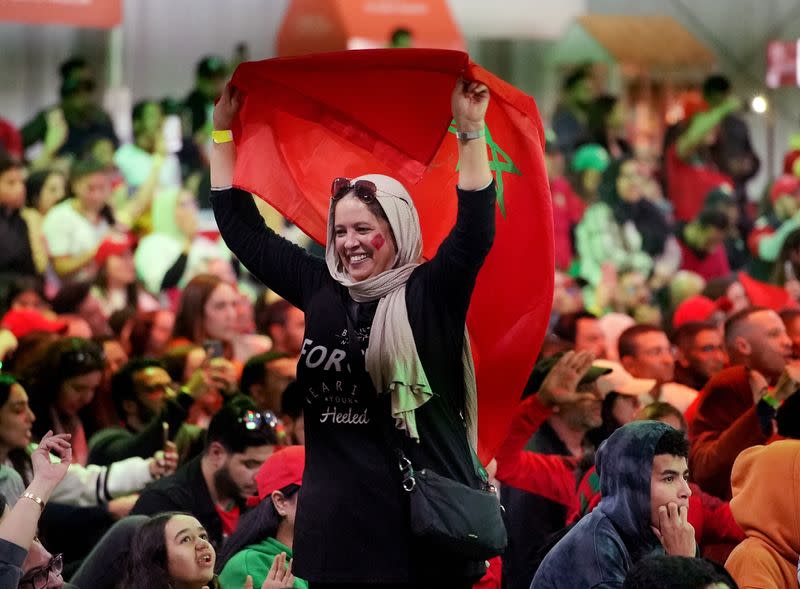 FOTO DE ARCHIVO. Fútbol - Copa Mundial de la FIFA Qatar 2022 - Aficionados en Casablanca ven el partido Marruecos versus Portugal - Casablanca, Marruecos - 10 de diciembre de 2022 - Una aficionada sostiene la bandera de Marruecos durante el partido