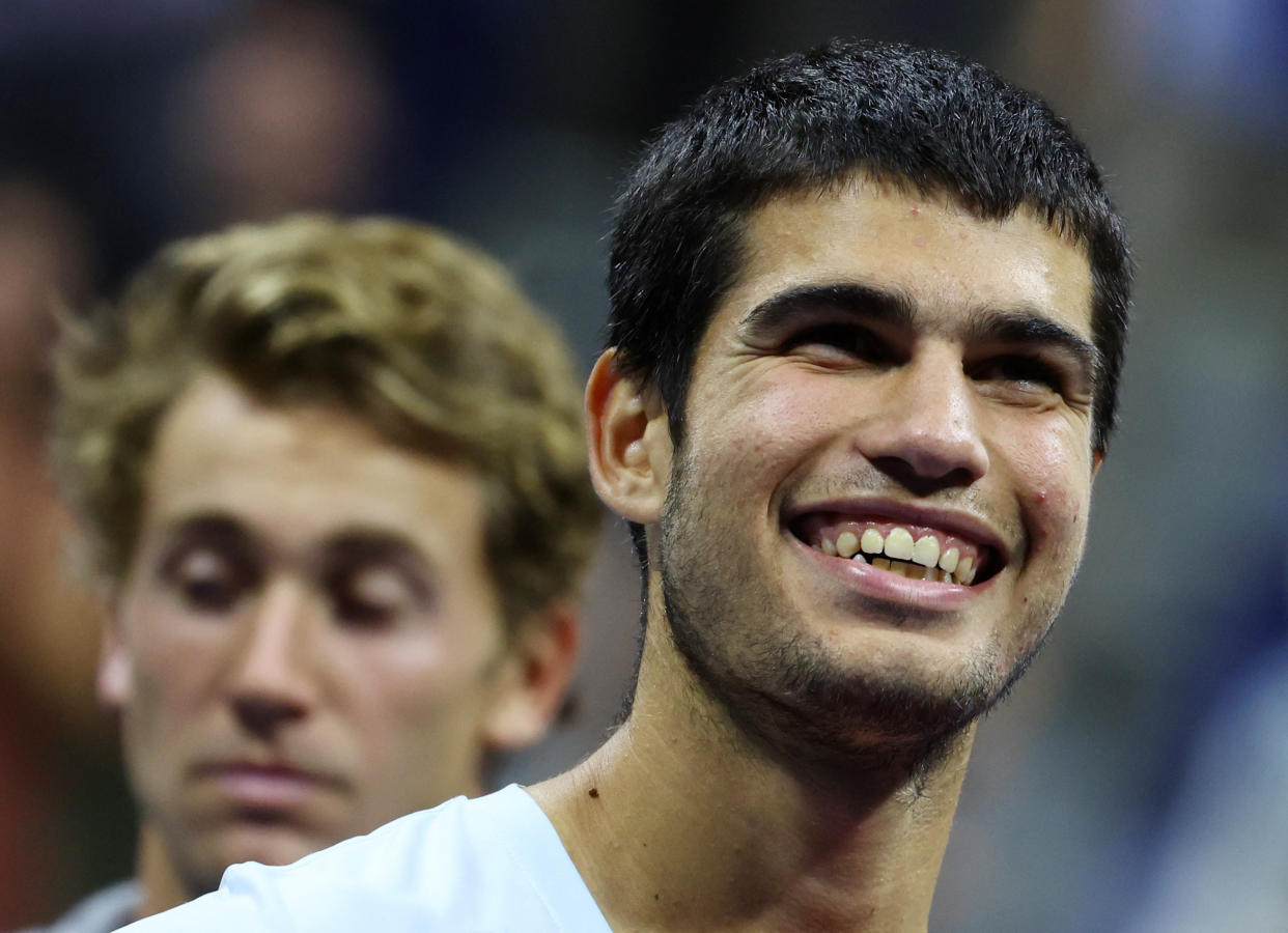 Tennis - U.S. Open - Flushing Meadows, New York, United States - September 11, 2022  Spain's Carlos Alcaraz celebrates after winning the U.S. Open as Norway's Casper Ruud looks dejected after the match REUTERS/Mike Segar