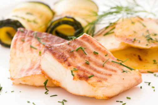 Proteínas: es importante que en todas tus comidas incluyas un poco de proteína, como carnes magras, pollo, pescado, huevo, productos lácteos bajos en grasa o proteínas vegetales como la soya.
