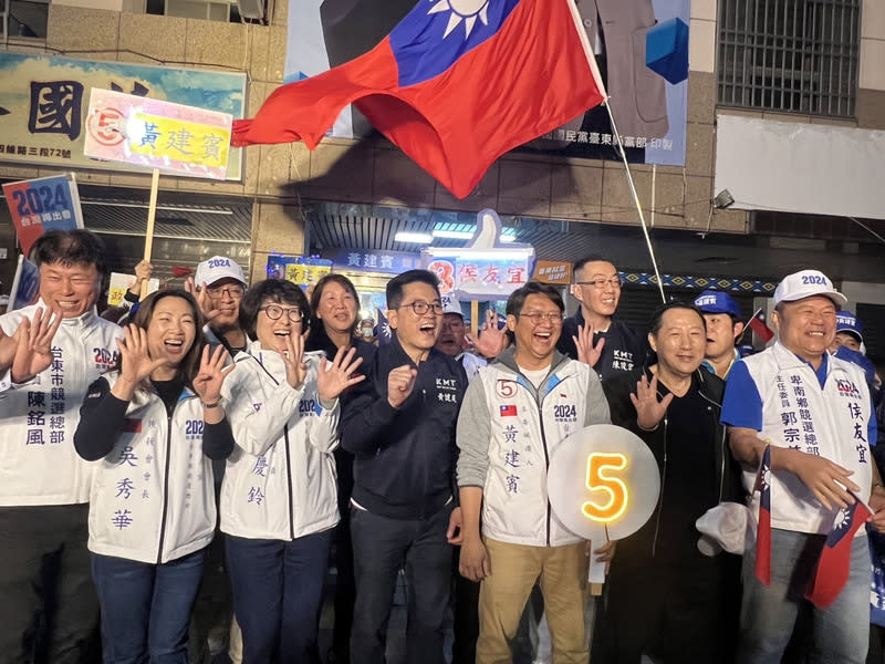 台東選前之夜  黃健庭返鄉為國民黨催票 國民黨秘書長黃健庭（前右4）12日返鄉與台東縣長 饒慶鈴（前右5）等人一起為黨籍立委候選人黃建賓 （前右3）掃街催票，呼籲選民集中選票支持國民 黨。 中央社記者盧太城台東攝  113年1月12日 