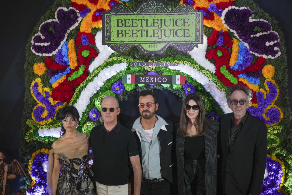 De izquierda a derecha, Jenna Ortega, Michael Keaton, Justin Theroux, Monica Bellucci y Tim Burton posan durante un evento promocional de su película Beetlejuice Beetlejuice en la Ciudad de México, el martes 13 de agosto de 2024. (Foto AP/Fernando Llano)