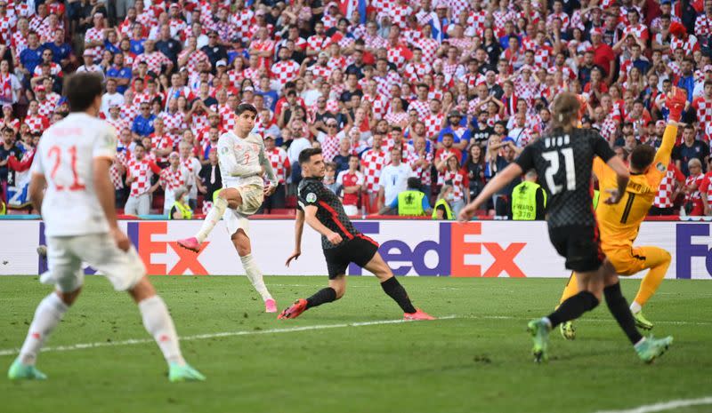 Foto del lunes del delantero de España Alvaro Morata marcando el cuarto gol ante Croacia.