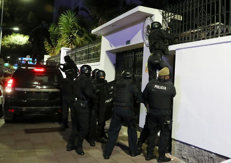 La policía ecuatoriana irrumpe en la embajada de México en Quito, Ecuador, el viernes 5 de abril de 2024. El episodio ocurrió horas después de que el gobierno mexicano concediera el asilo político al exvicepresidente Jorge Glas, que permanecía en la sede diplomática desde diciembre de 2023.