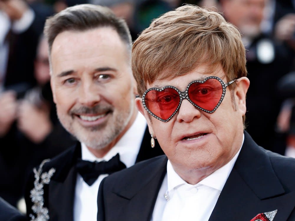 Seit 1993 ein Paar: Elton John (r.) und sein Göttergatte David Furnish (Bild: Andrea Raffin/Shutterstock)