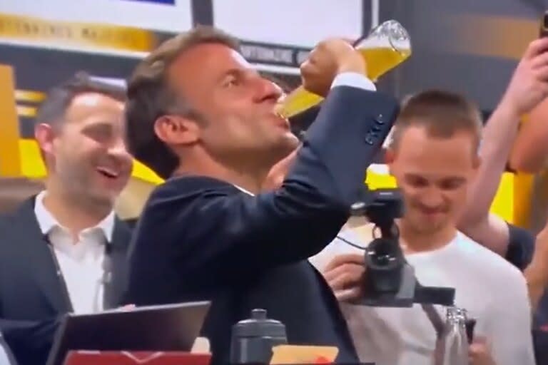 Macron hace fondo blanco de cerveza y su video se vuelve viral