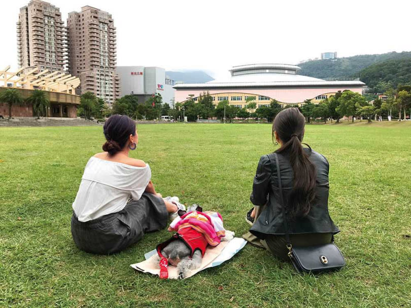 姊妹倆在P醬生命最後的那段日子，常常帶牠去公園曬太陽。（圖／經紀人提供）