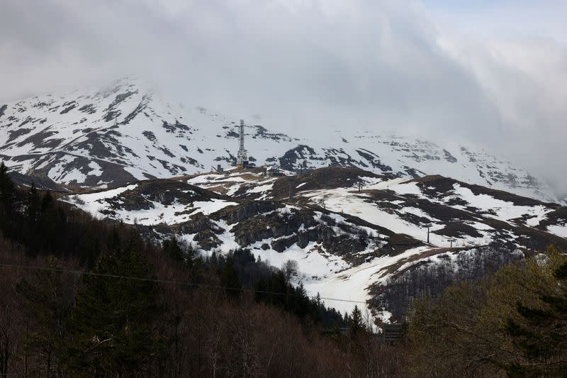 Italy's ski industry fires cannons against climate change