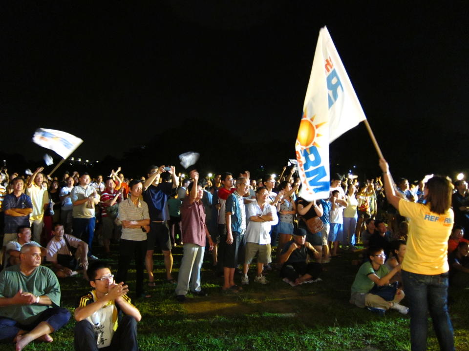 Supporters of the Reform Party rally were rather docile throughout the night. (Yahoo! photo/ Ewen Boey)