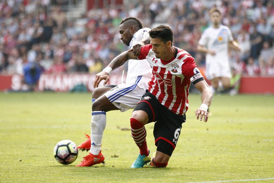 Football Soccer Britain - Southampton v Sunderland - Premier League - St Mary's Stadium - 27/8/16 Sunderland's Jermain Defoe is fouled by Southampton's Jose Fonte for a penalty Reuters / Peter Nicholls Livepic EDITORIAL USE ONLY. No use with unauthorized audio, video, data, fixture lists, club/league logos or "live" services. Online in-match use limited to 45 images, no video emulation. No use in betting, games or single club/league/player publications. Please contact your account representative for further details.