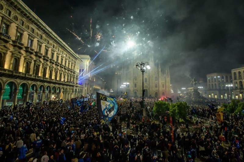 Inter Milan fans wave flags at the Duomo cathedral during the celebrations of the Inter Milan's 20th Italian league title. Claudio Furlan/LaPresse via ZUMA Press/dpa