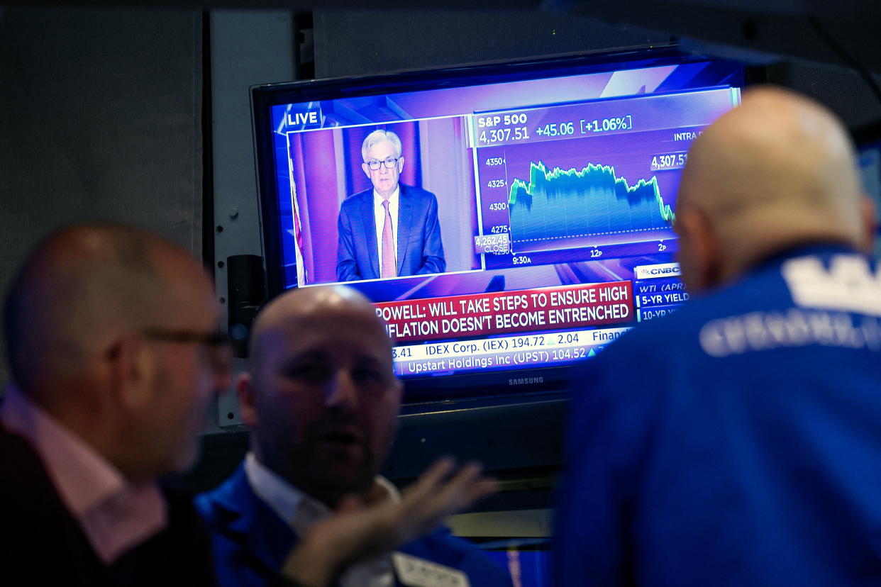 Traders work, as Federal Reserve Chair Jerome Powell is seen on a screen delivering remarks, at the New York Stock Exchange (NYSE) in New York City, U.S., March 16, 2022.  REUTERS/Brendan McDermid