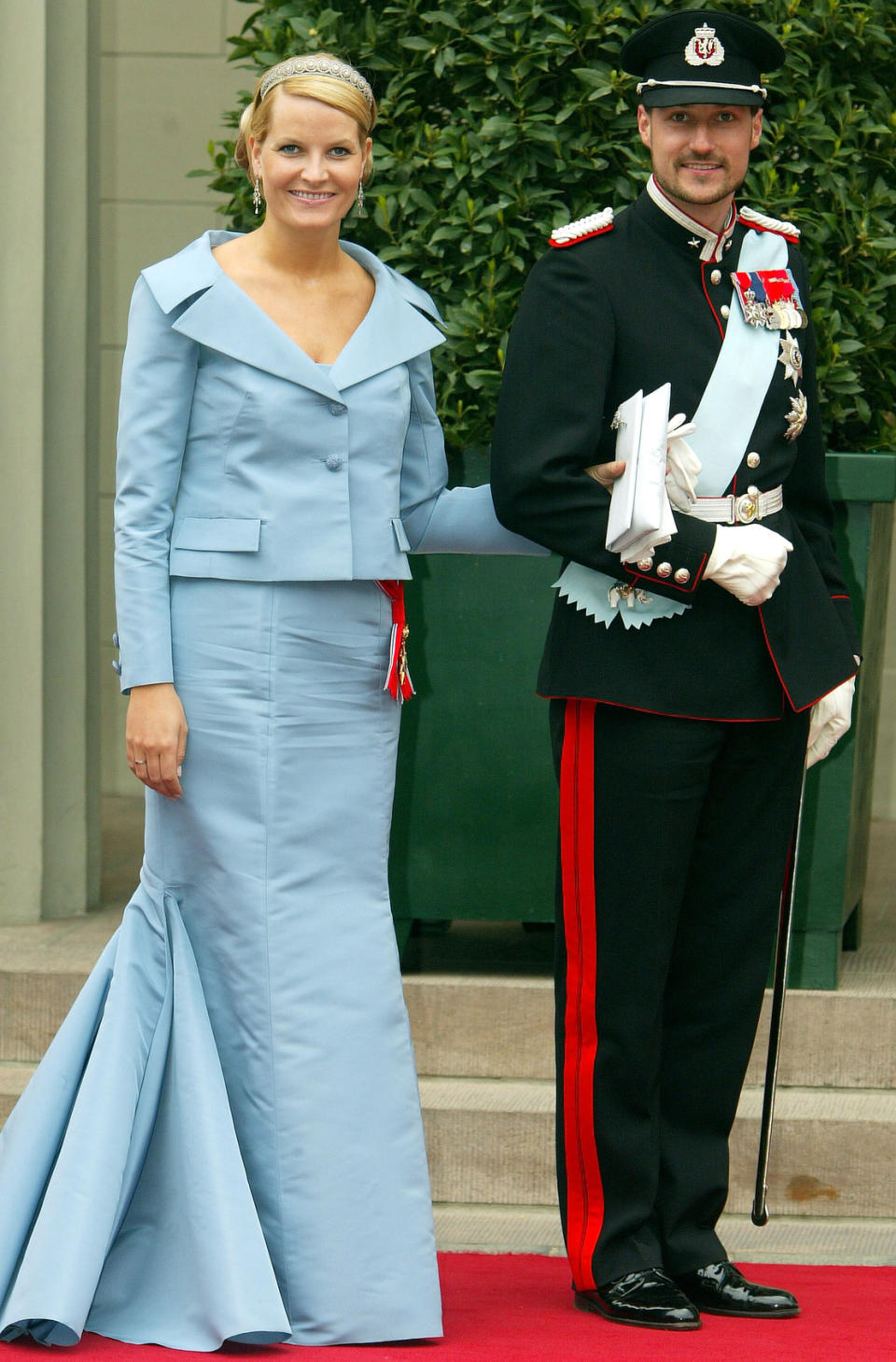 Ein Outfit, das auch Kanzlerin Merkel sehr gut stehen würde: Bei der Hochzeit von Prinz Frederik von Dänemark und seiner Mary (2004), versuchte sich Mette-Marit an einer großen Robe. So richtig glamourös wirkte das nicht.