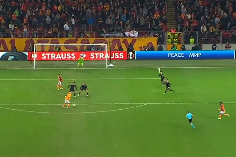 Mauro Icardi recibió, enganchó, amagó y sacó el derechazo que se convirtió en el 3-2 de Galatasaray sobre Sparta Praga en la Europa League