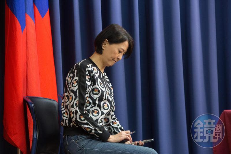 王鴻薇因確診，將暫停立委補選拜票行程。
