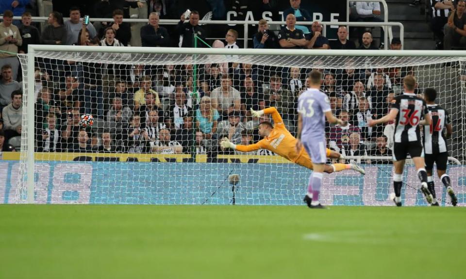 Karl Darlow of Newcastle dives but fails to save Raphinha's ball in