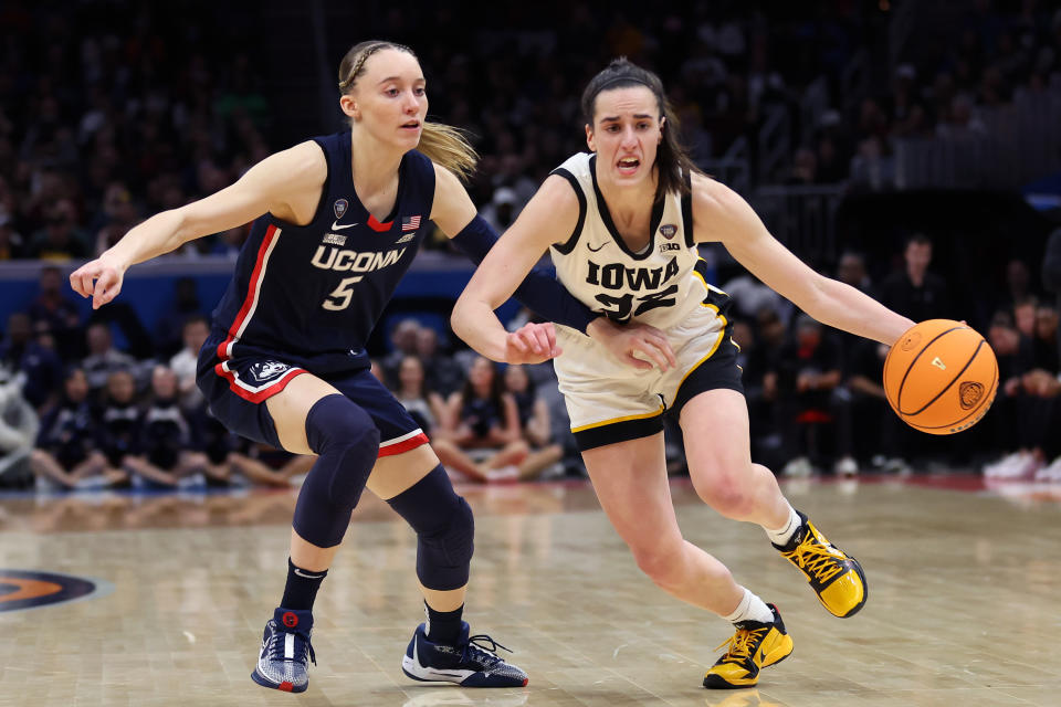 Paige Bueckers (5) alcanzaría a Caitlin Clark (22) en la WNBA la próxima temporada, cuando concluya su elegibilidad en el basquetbol colegial. (Foto: Steph Chambers/Getty Images)