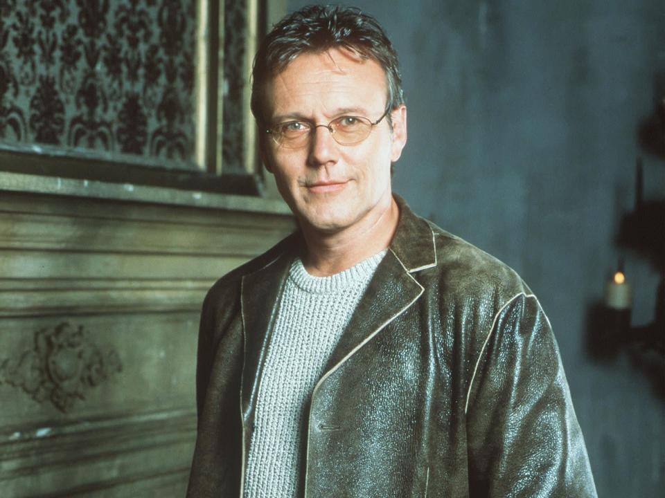 <p>Im Gegensatz zu seinen jungen Kollegen war Anthony Stewart Head schon vor "Buffy" im Fernsehen etabliert - vor allem als Werbegesicht für eine Kaffeemarke. Ins Rollen kam seine Karriere dennoch erst dank der Fantasy-Serie. (Bild: Online USA)</p> 