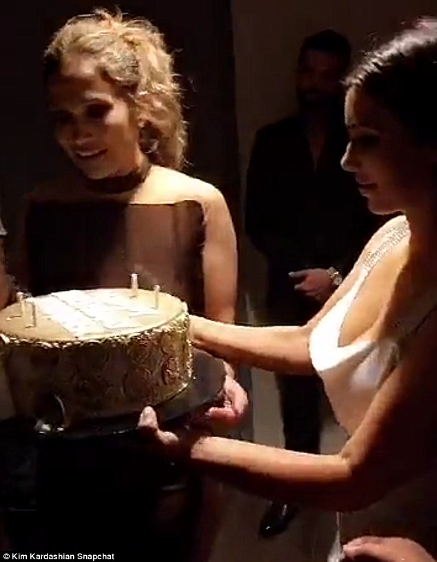 Kim Kardashian presentó a la mujer de raíces boricuas con un lindo pastel. 