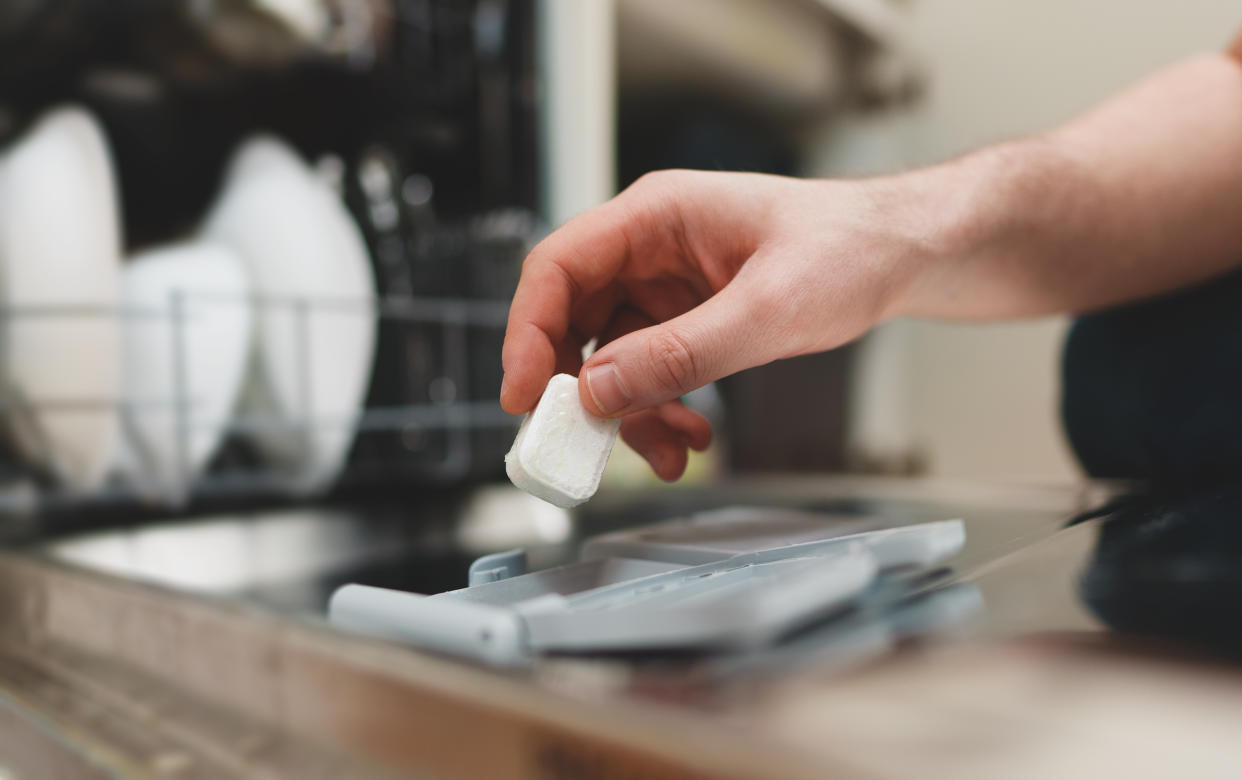 Geschirrspül-Tabs kann man auch anders einsetzen (Symbolbild: Getty Images)