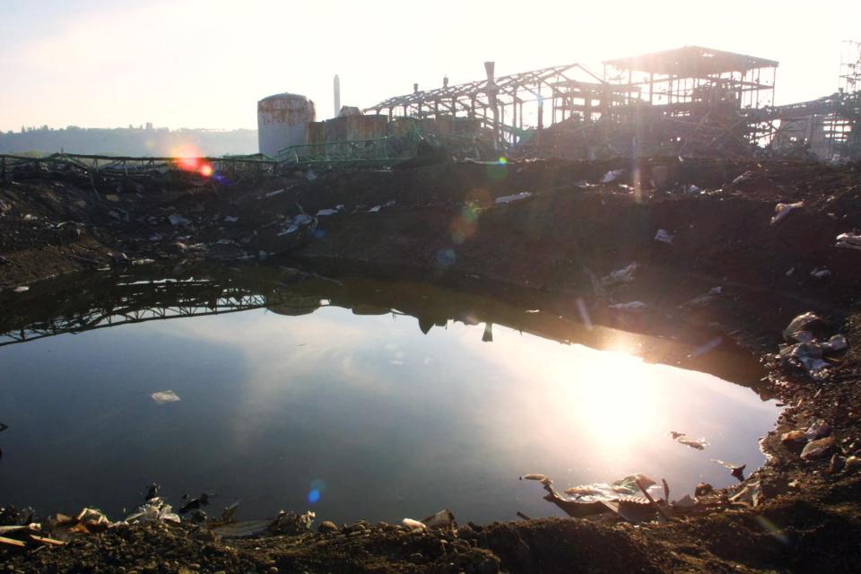 Vue du cratère provoqué par l'explosion de l'usine chimique AZF de Toulouse, le 26 octobre 2001 - ERIC CABANIS / AFP