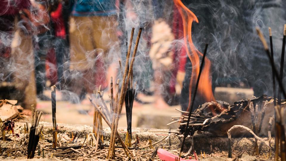 女大生一家篤信鬼神，因此親人相繼過世後，便趕緊找黃男驅鬼。（示意圖／pixabay）