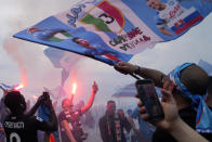 Los hinchas del Napoli celebran en las calles luego del primer gol del equipo ante Salernitana por la Serie A italiana en el estadio Diego Armando Maradona en Nápoles, el domingo 30 de abril de 2023. (AP Foto/Gregorio Borgia)