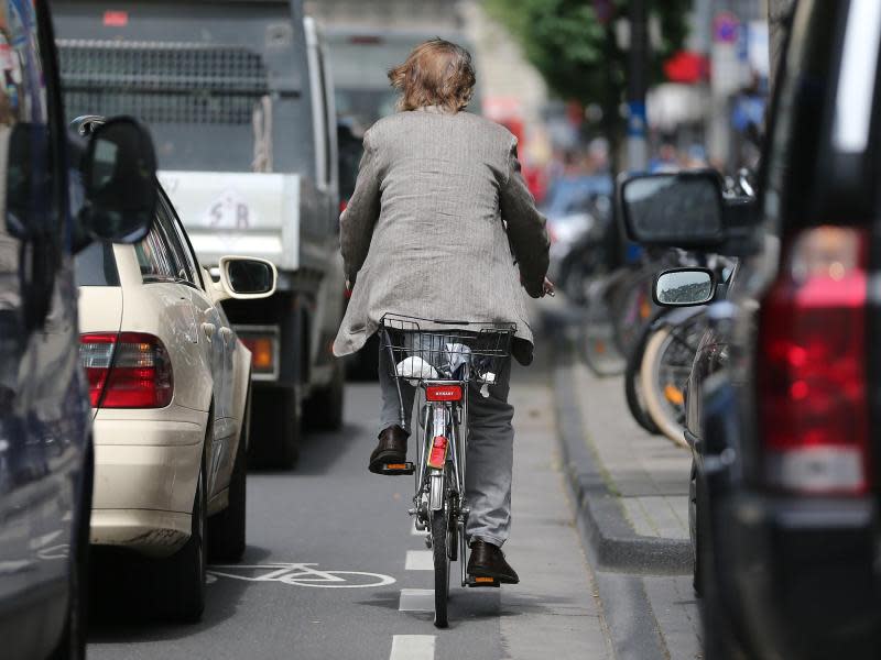 Hohes Risiko: Viele Radfahrer scheuen die Radspuren im dichten Innenstadtverkehr. Foto: Oliver Berg/Archiv