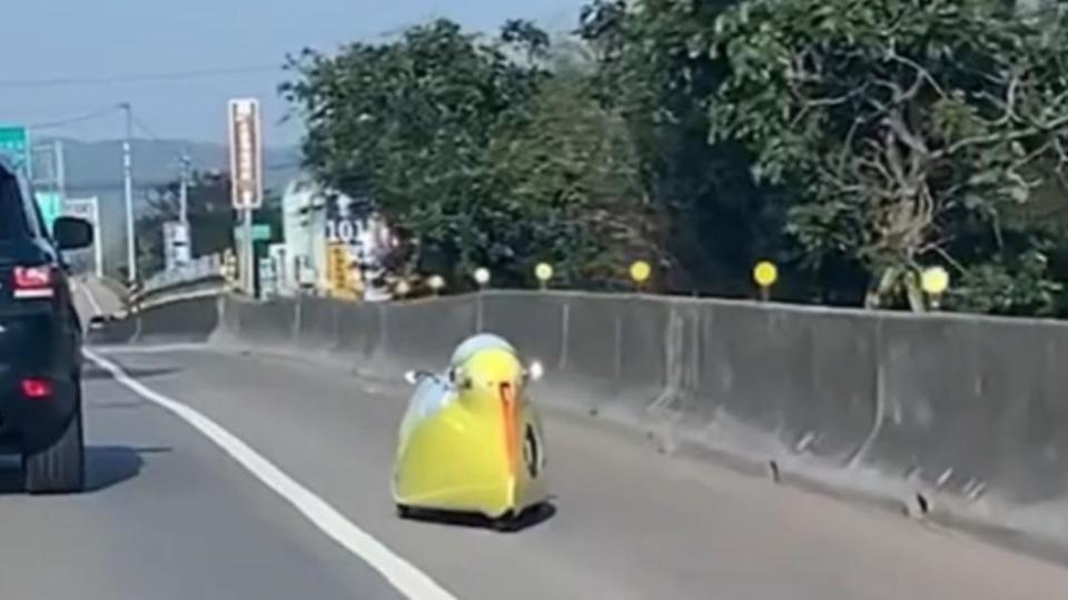 怪車的車身僅一般車輛的一半。（圖／翻攝自TikTok）