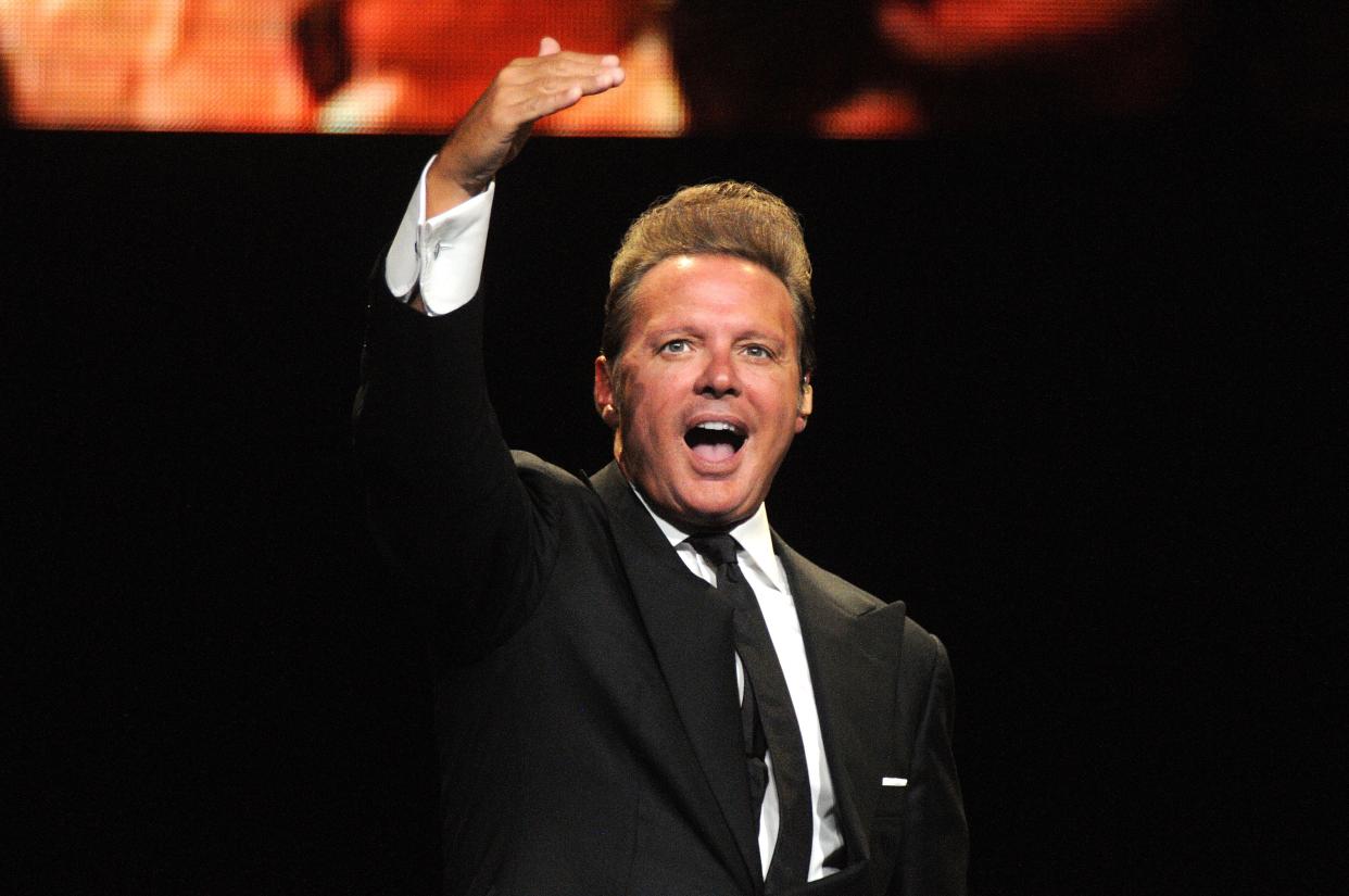 ORLANDO, FL - MAY 30:  Mexican singer Luis Miguel performs during a show as part of the 'Mexico por Siempre' Tour at Amway Center on May 30, 2018 in Orlando, Florida.  (Photo by Gerardo Mora/Getty Images)