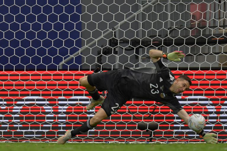 Enorme: Emiliano Martínez atajó tres penales y fue el héroe de la Argentina, que llegó a la final de la Copa América