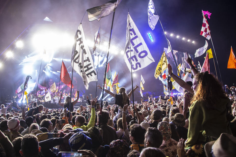 Los asistentes al Festival de Glastonbury ven a Paul McCartney actuar en Worthy Farm, Somerset, Inglaterra, el sábado 25 de junio de 2022. (Foto de Joel C Ryan/Invision/AP)