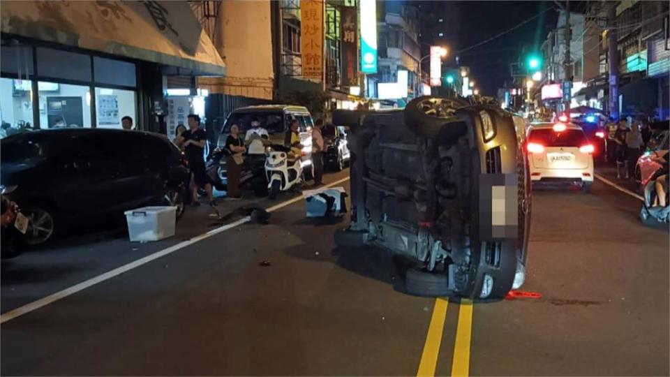 失控連撞路旁七輛汽機車　女子酒駕車輛側翻自行脫困