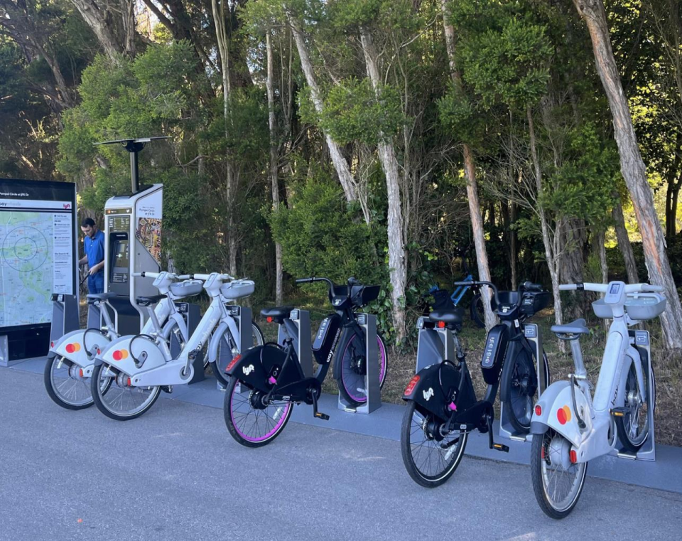 金門公園內的共享單車站已落成，即將啟用。（記者李怡／攝影）