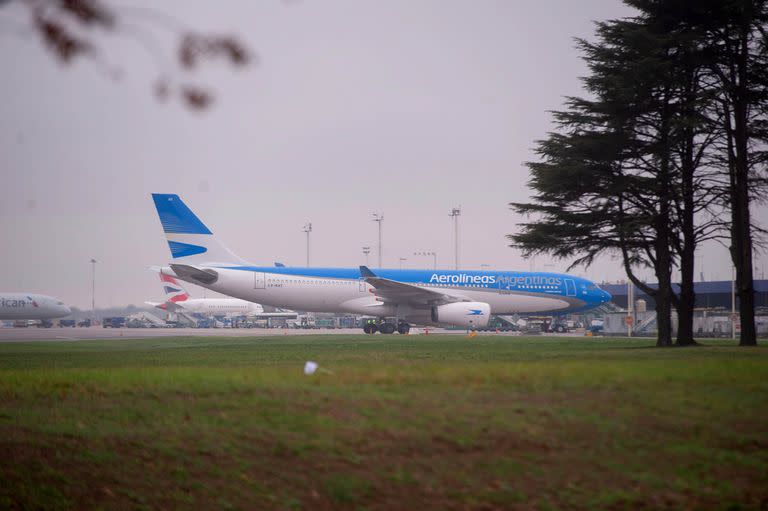 El operativo desplegado en Ezeiza luego de una amenaza telefónica de bomba a un vuelo de Aerolíneas Argentinas que debía partir rumbo a Miami dio resultado "negativo" y la nave finalmente despegará a las 15.