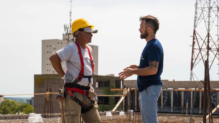 Oscar Ahumada, en su nuevo hábitat: una obra en construcción