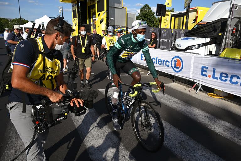 Biniam Girmay fue atendido luego de llegar a la meta en la 16a etapa del Tour de Francia; sufrió múltiples lesiones en la pierna, brazo y hombro derecho.